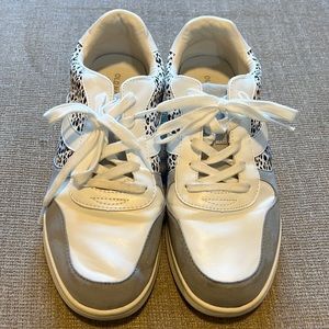 Women’s tennis shoes